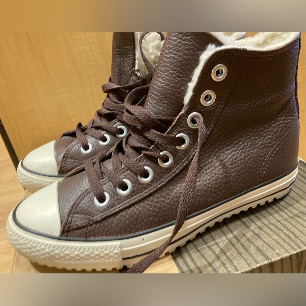 NWOT Converse All Stars Unisex Leather Sneakers M 7.5 W 9.5